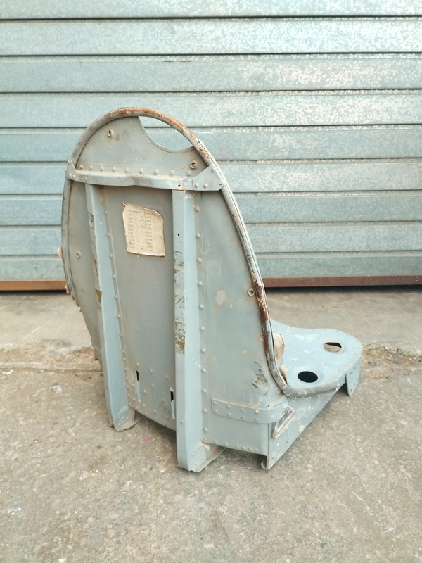 carcasa asiento caza tanque helicoptero 62.5x48x55 1u